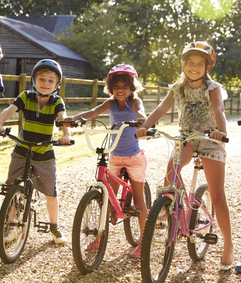 dzieci na rowerkach